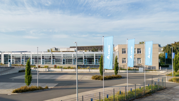 Gebäude mit Delta Fahnen