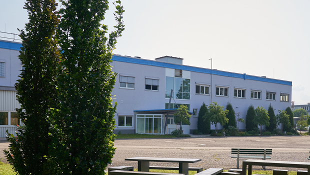 Gebäude mit Sitzmöglichkeiten im Grünen