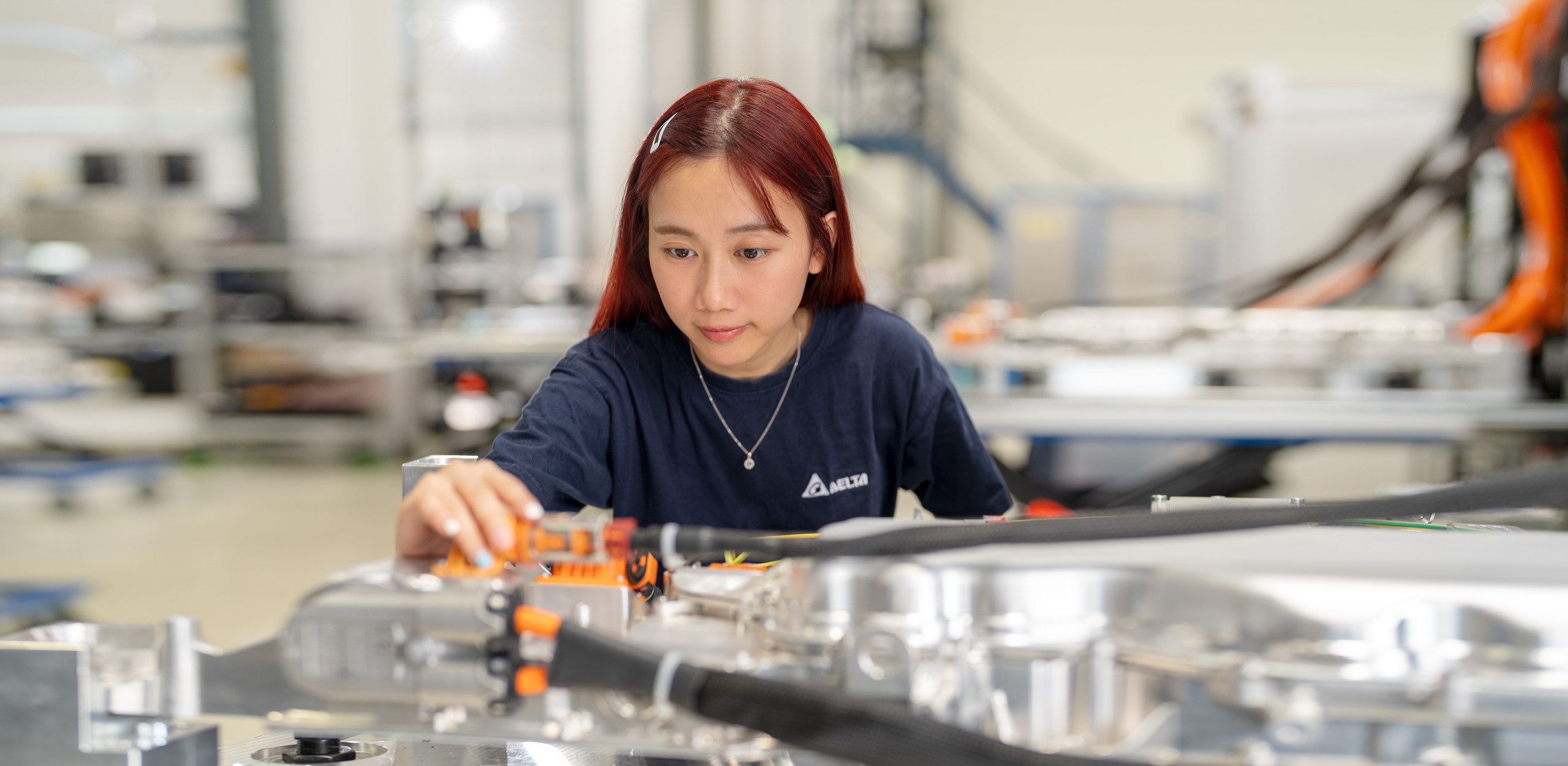 Junge asiatische Frau überprüft ein Produkt in der Entwicklung.