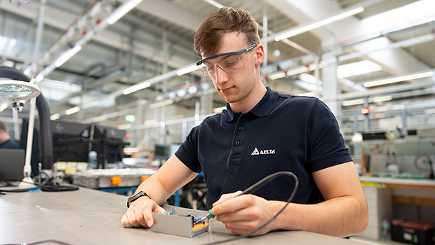 Ein Student lötet ein Bauteil