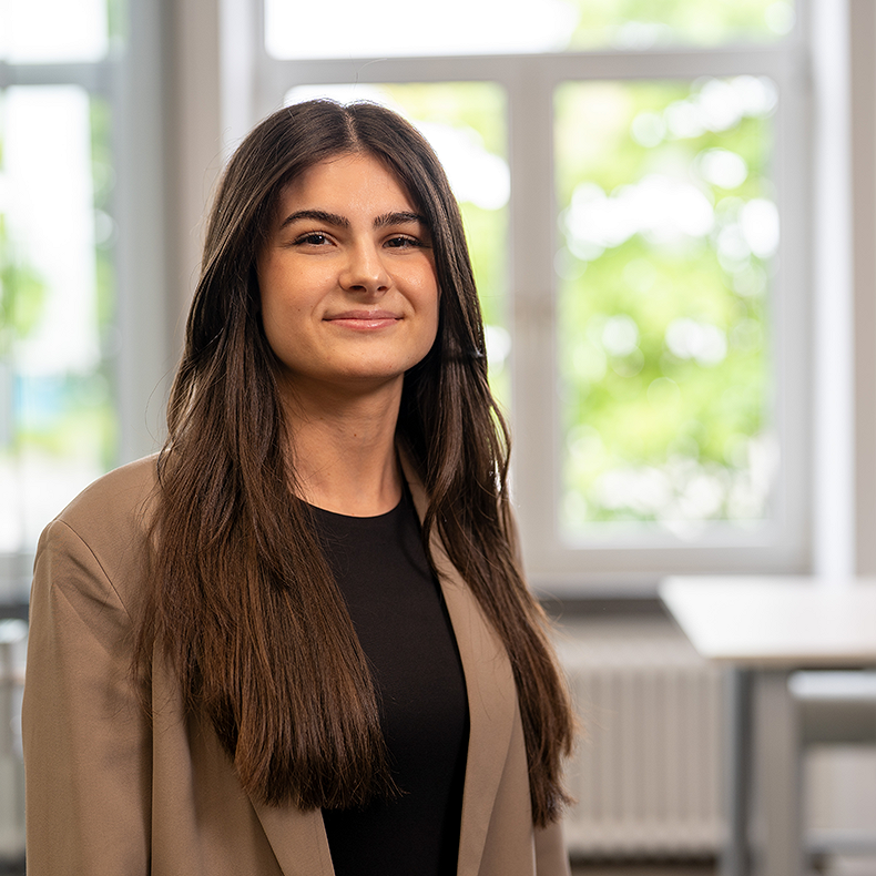 Junge Frau mit langen braunen Haaren