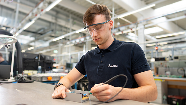 Ein Student lötet ein Bauteil in der Entwicklung.