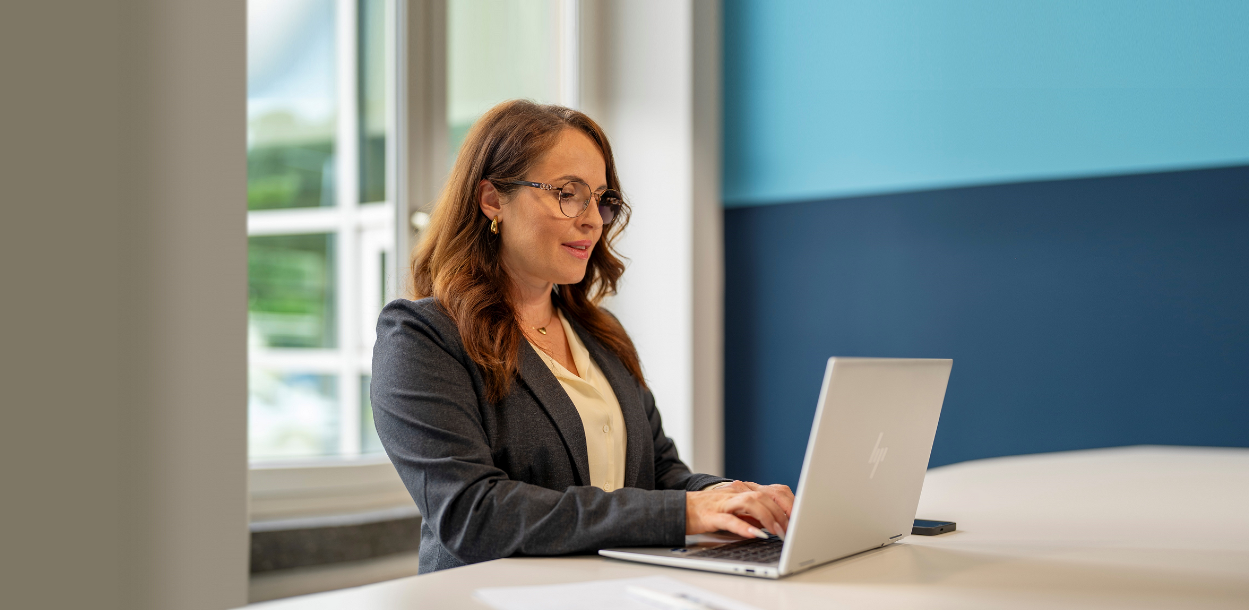 Junge Frau arbeitet an einem Laptop