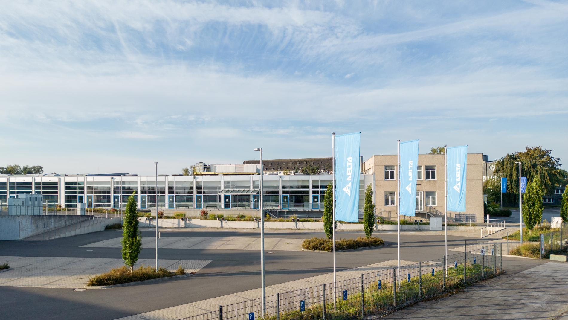 Gebäude mit Delta Fahnen
