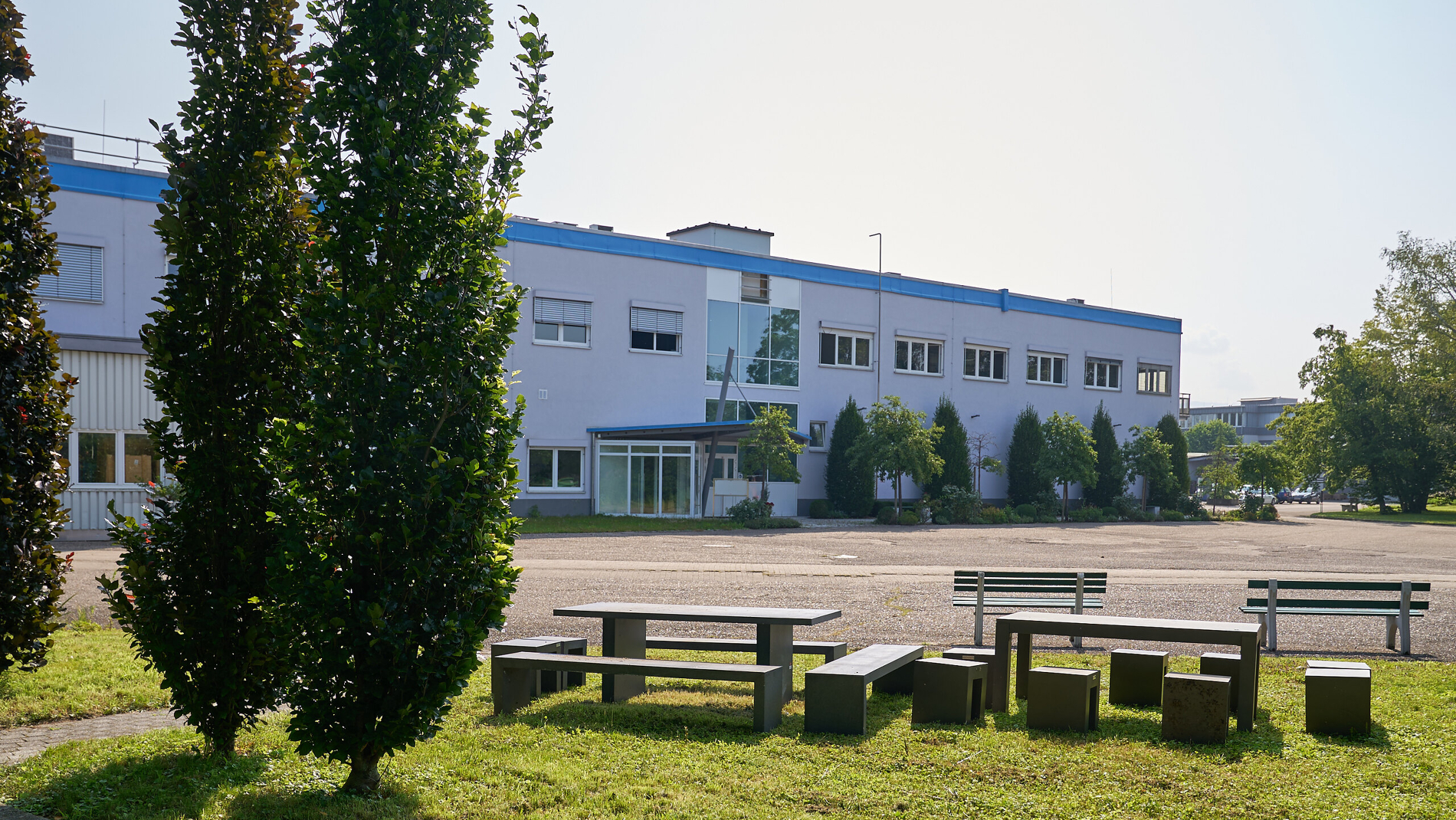 Gebäude mit Sitzmöglichkeiten im Grünen