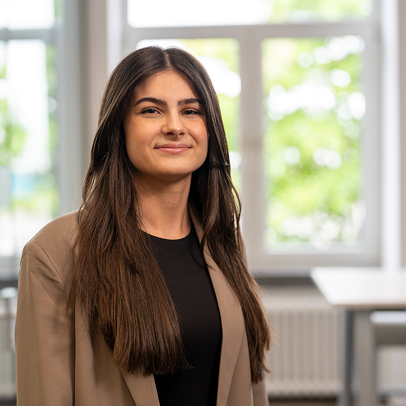 Junge Frau mit langen braunen Haaren