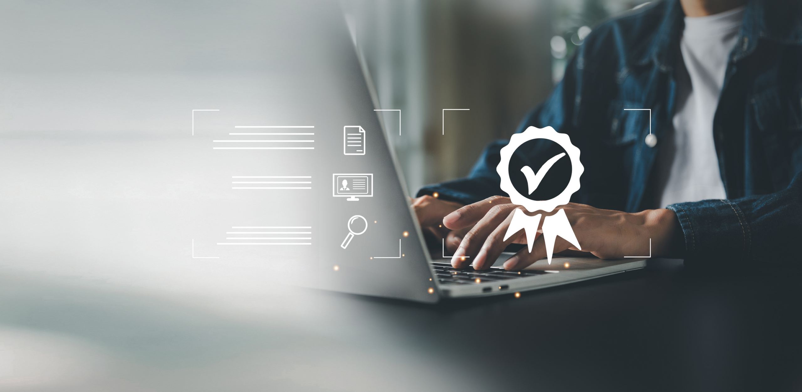 Person arbeitet am Laptop und symbolisch ist ein Qualitätsabzeichen dargestellt